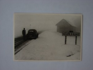 Der VW Käfer, ein treuer Begleiter auf grosser Fahrt - bei jeder Witterung. Hier auf dem Ballon d'Alsace in den 1950er-Jahren.